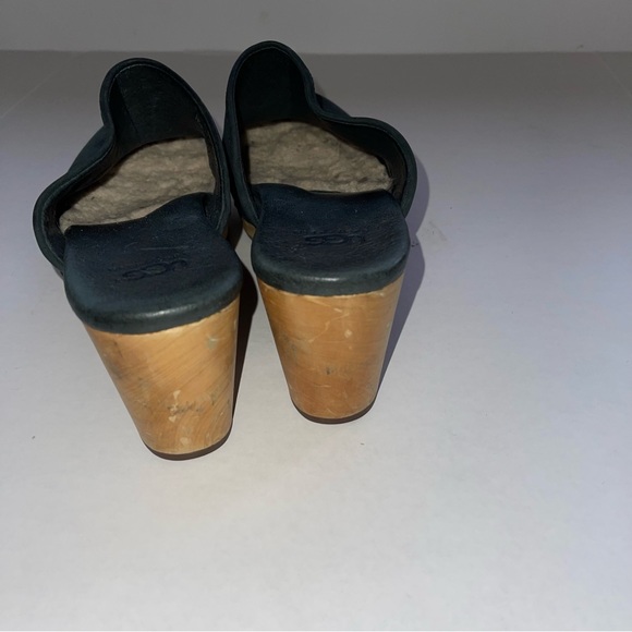 UGG Women’s Clogs Leather Lined Mules Size 8 Black Slip On - Picture 3 of 8